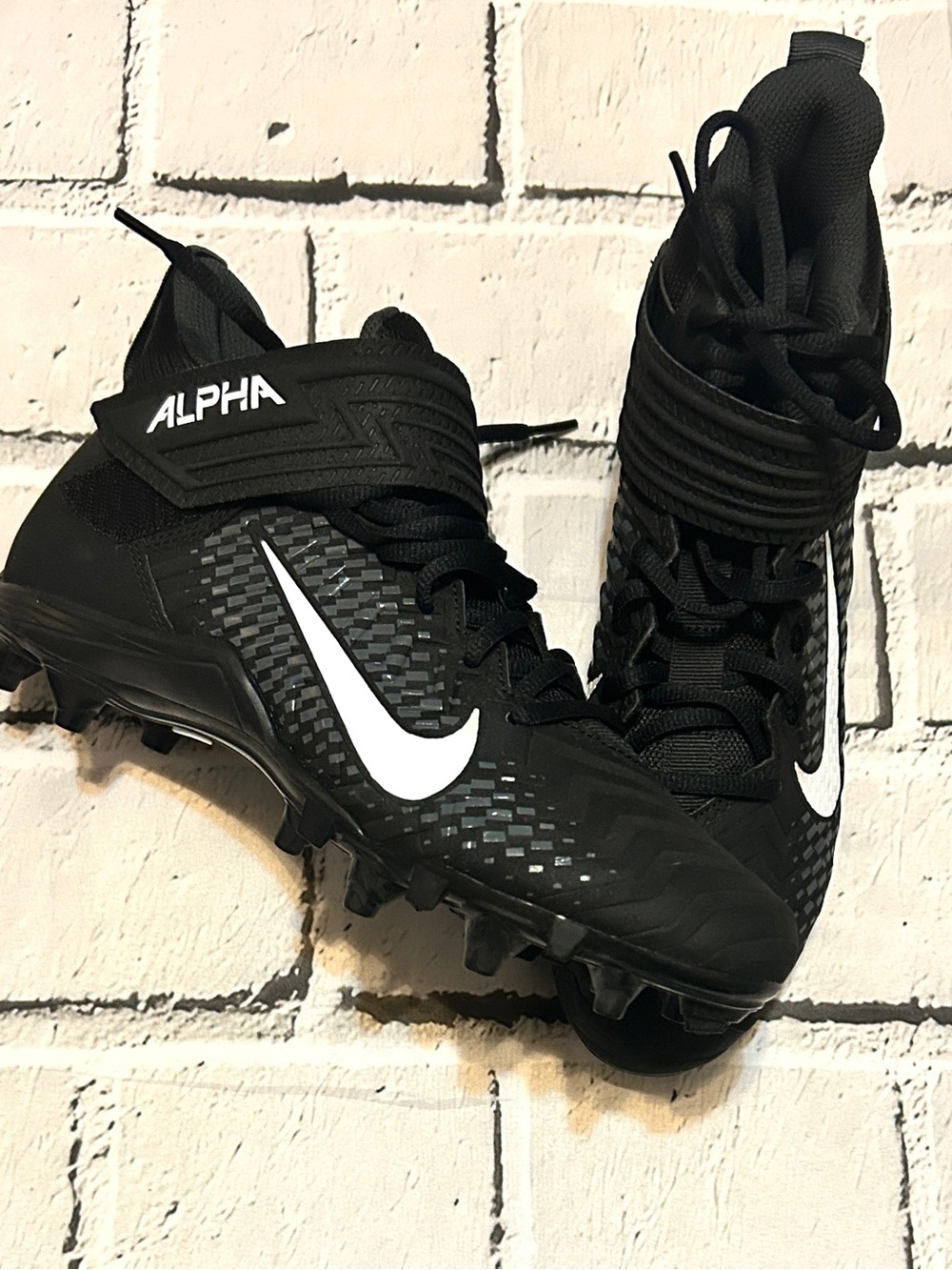 New Nike Alpha Football Cleats (Men’s 9)